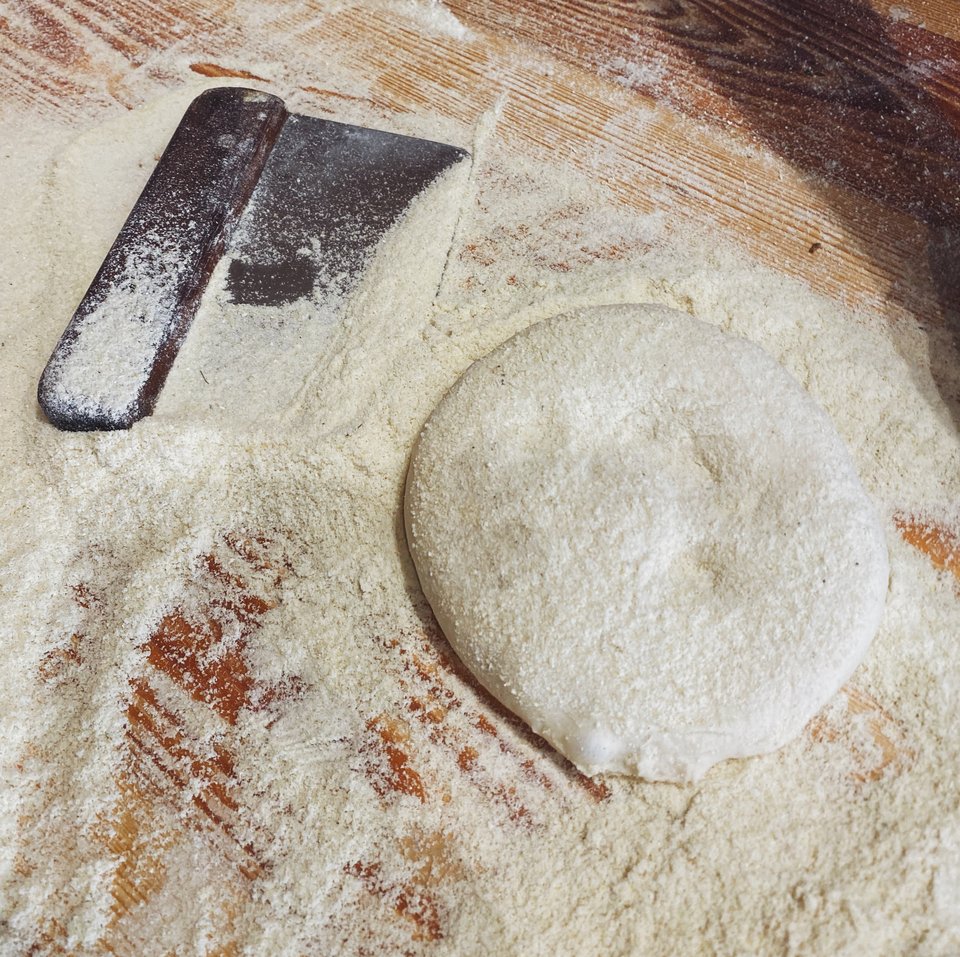 Κάθε μικρό μπακάκι πασπαλίζεται με αλεύρι.