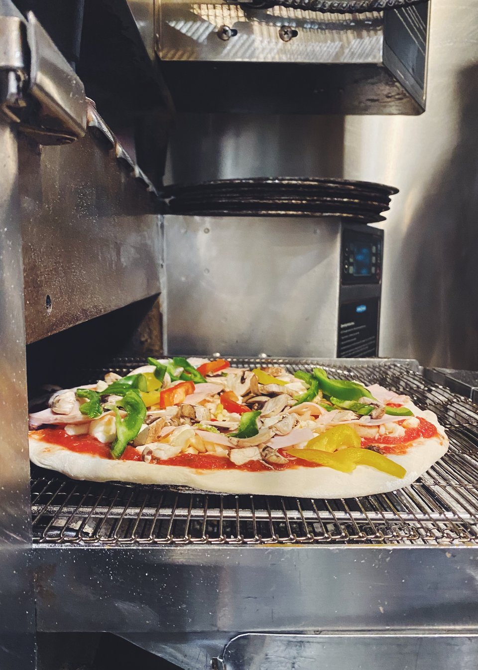 Η πίτσα μπαίνει στον φούρνο, όπου ψήνεται για 7 λεπτά. 