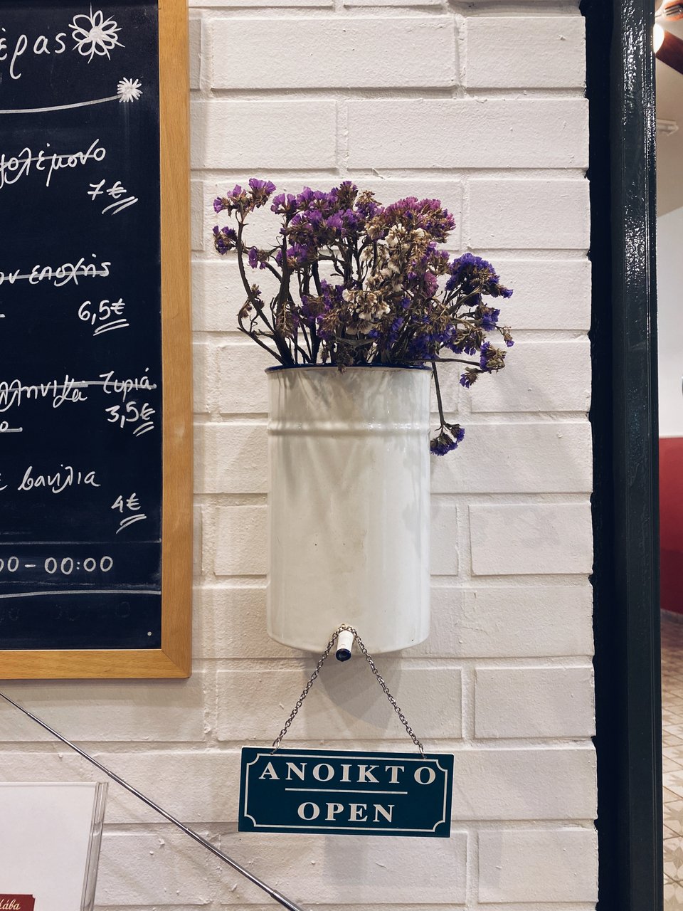 Ένα ματσάκι λουλούδια -αθάνατοι- καλωσορίζουν τους πελάτες στην είσοδο της «Λόντζας» / Φωτογραφία: Μάνος Λειβαδάρος/iefimerida