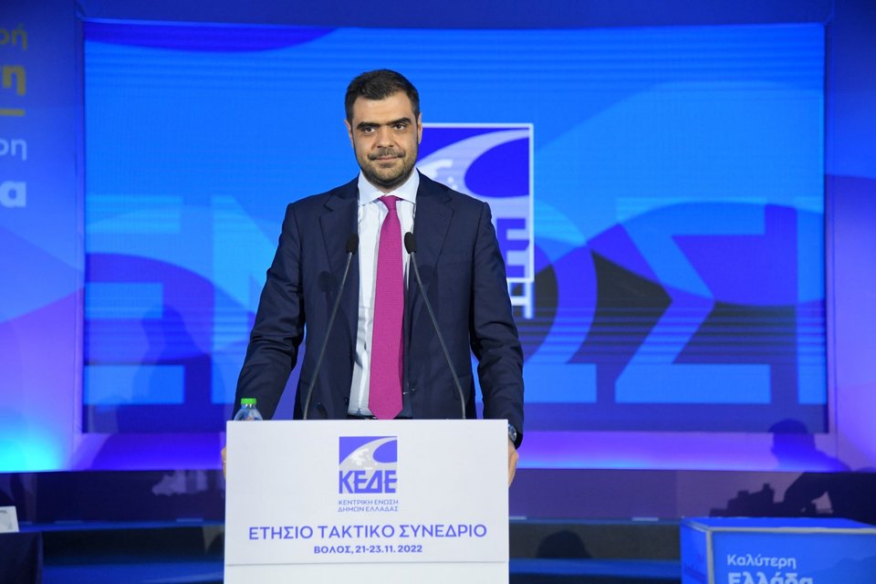 Ο γραμματέας της ΠΕ της ΝΔ Παύλος Μαρινάκης κατά την ομιλία του στο ετήσιο τακτικό συνέδριο της ΚΕΔΕ, στο Βόλο 