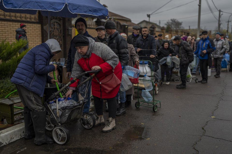 Κάτοικοι της Χερσώνας γεμίζουν φιάλες με νερό
