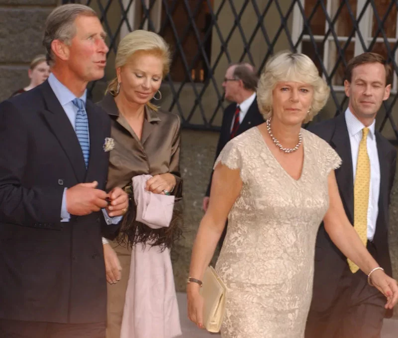  Ο βασιλιάς Κάρολος είχε παραστεί το 2003 μαζί με την Καμίλα σε φιλανθρωπική εκδήλωση της Εύα Μαρία Ο' Νιλ (στο κέντρο) 