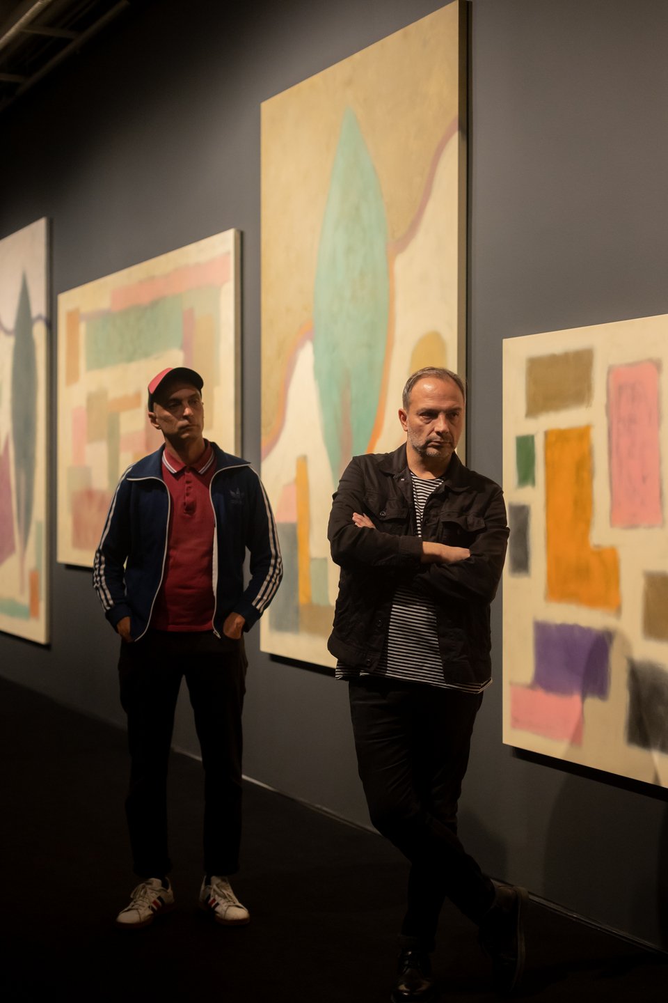 Οι The Callas, Λάκης και Αρης Αντωνάς μπροστά στα έργα τους που ονομάζουν ψυχοκυκλαδικά / Πηνελόπη Γερασίμου