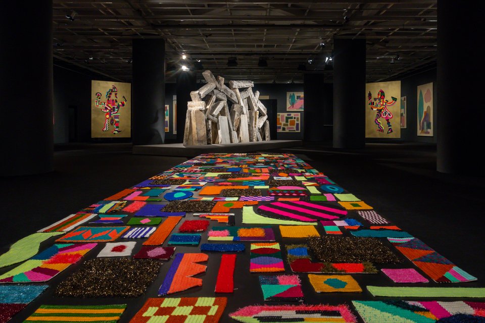 Η διαδρομή μπαίνοντας στην αίθουσα της έκθεσης L.S.D. / Πηνελόπη Γερασίμου