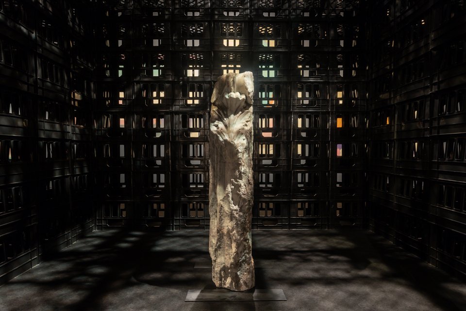 Ark, μια κιβωτός, ένας ναός φτιαγμένος από μαύρα καφάσια / Πηνελόπη Γερασίμου.