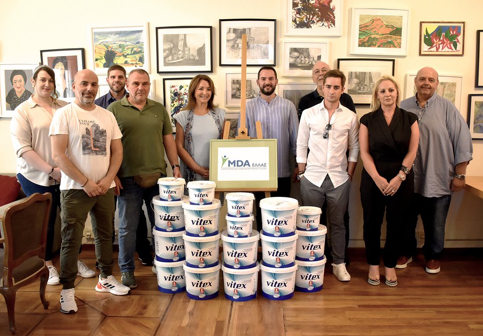 Οι χρωμοδότες: ΤΡΑΚΑΔΑΣ ΑΕ, ΣΑΚΑΛΟΠΟΥΛΟΣ ΧΡΩΜΑΤΑ, ΔΑΥΛΑΣ ΚΩΝ., ΜΕΝΕΓΑΤΟΣ MG, ΧΑΡΙΖΑΝΟΥ ΝΙΚΟΣ και Ε. ΚΥΡΙΑΚΟΥΛΗ παρέδωσαν 90 λίτρα χρώματος Vitex with Vairo, στο MDA Hellas.  