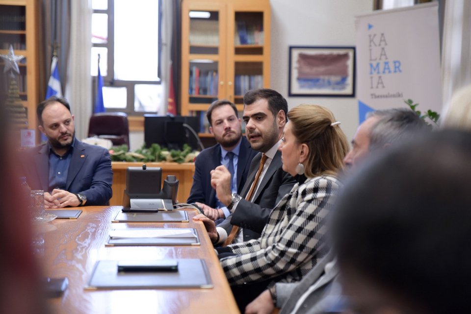 Ο γραμματέας της Πολιτικής Επιτροπής της Νέας Δημοκρατίας Παύλος Μαρινάκης σε επίσκεψή του στον Δήμο Καλαμαριάς