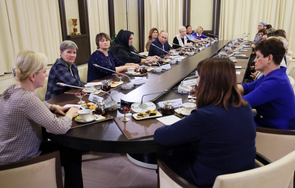 Ο Πούτιν μοιράζεται τσάι, κέικ και φρούτα με «μητέρες Ρώσων στρατιωτών που χάθηκαν στο μέτωπο» την Ημέρα της Μητέρας στη Ρωσία / Alexander Shcherbak, Sputnik, Kremlin Pool Photo via AP