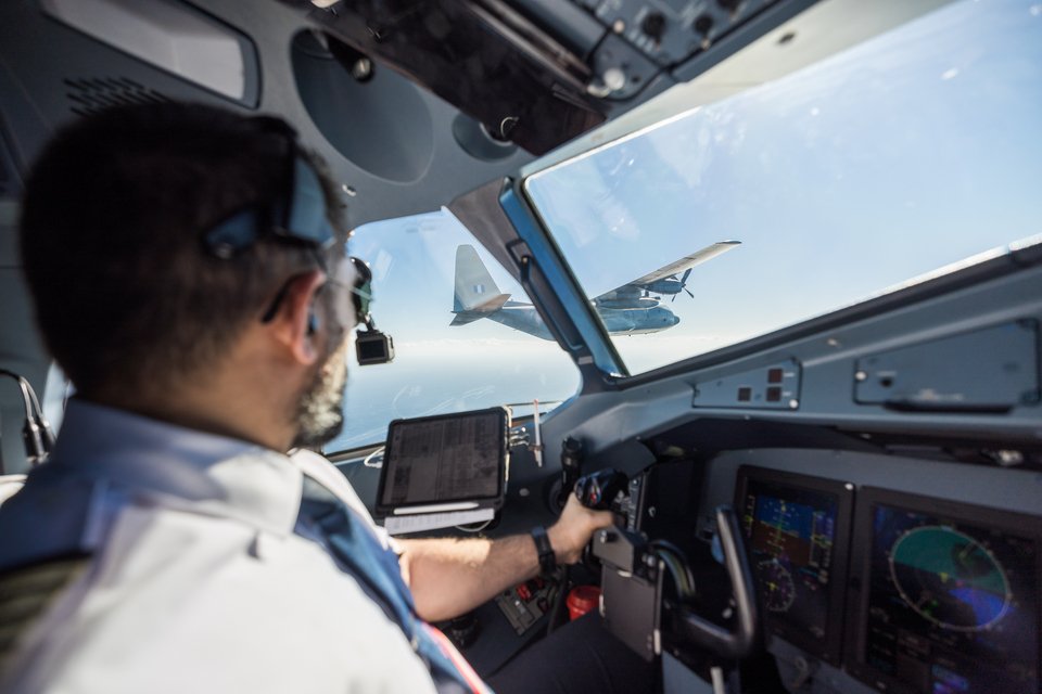 Το C – 130 της Πολεμικής Αεροπορίας μέσα από το πιλοτήριο του ATR 72-600 της SKY express