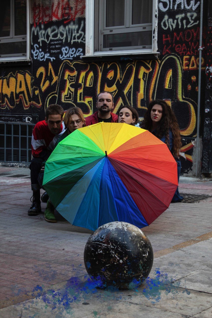 Η περιπατητική παράσταση του Εθνικού ιχνηλατεί στο κέντρο της πόλης μια διαδρομή που σχηματίζεται από σημεία ποτισμένα με μνήμη.