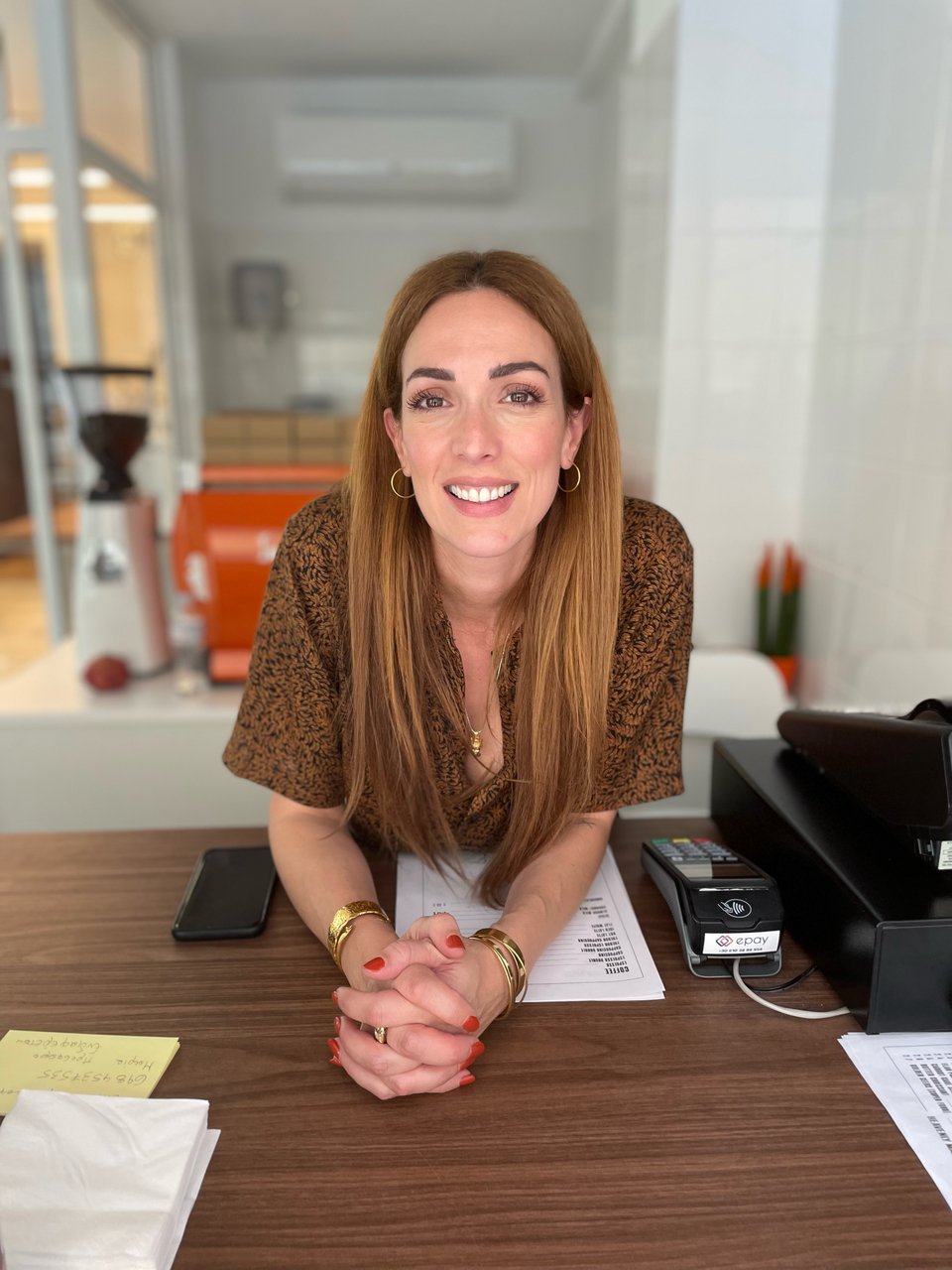 Η Ξανθή Σαραφιανού, ιδιοκτήτρια του Jesus Crust στο Νέο Ψυχικό, στη θέση της στον πάγκο μπροστά από τη βιτρίνα που εξυπηρετεί τους επισκέπτες  / Zak Viemon