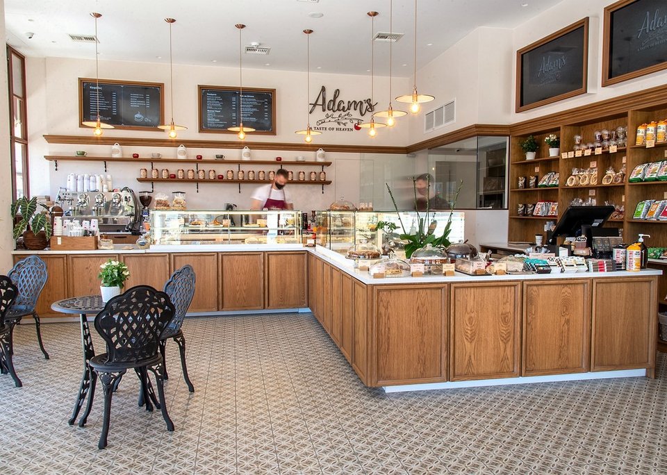 To Adam's στη Βάρη είναι το νέο παιδί του farm-to-table εστιατορίου «Περιβόλι στη Βάρη», τα μποστάνια του οποίου τροφοδοτούν με φρέσκες πρώτες ύλες το νέο μαγαζί που πουλάει ποιοτικές, σπιτικές νοστιμιές για το χέρι / Φωτογραφίες: adams_tasteofheaven/Instagram