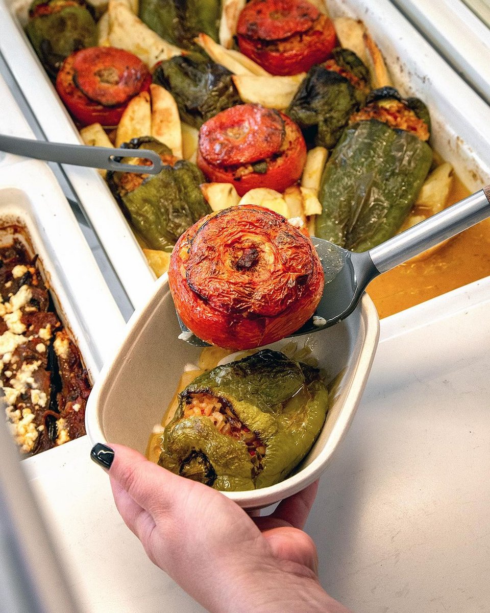 Γεμιστά για take away στο Adam's στη Βάρη, ένα παραδοσιακό φαγητό φτιαγμένο με λαχανικά από το Περιβόλη στη Βάρη / Φωτογραφία: adams_tasteofheaven/Instagram