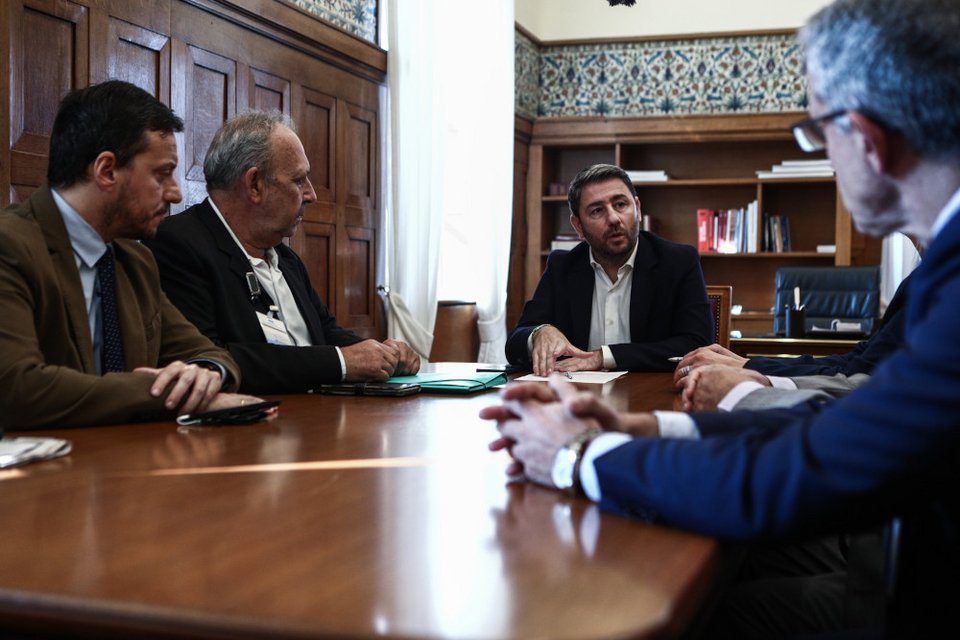 Ο Νίκος Ανδρουλάκης στη συνάντηση με την Ένωση Εργαζομένων Καταναλωτών Ελλάδας (ΣΩΤΗΡΗΣ ΔΗΜΗΤΡΟΠΟΥΛΟΣ/EUROKINISSI)