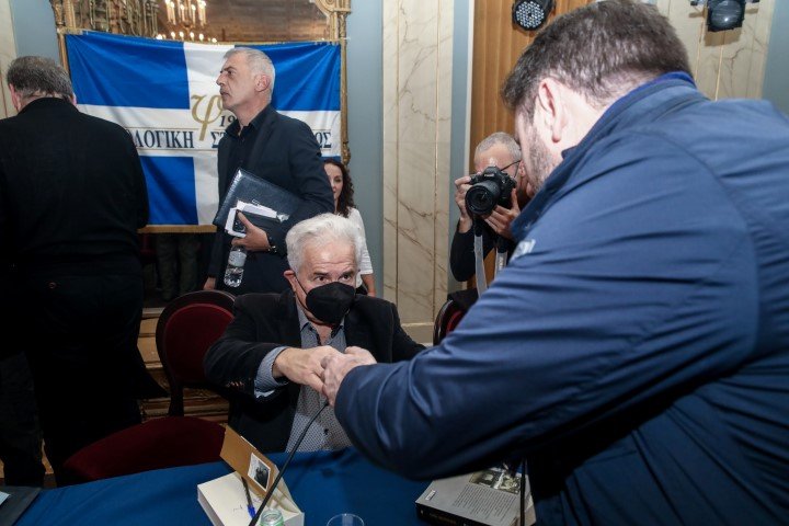 Ο Νίκος Ανδρουλάκης χαιρετά τον Μίμη Ανδρουλάκη -Φωτογραφία: ΓΙΑΝΝΗΣ ΠΑΝΑΓΟΠΟΥΛΟΣ/EUROKINISSI
