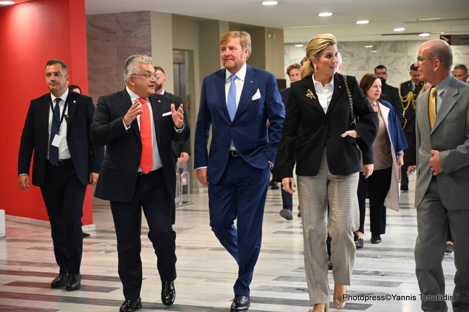  Το βασιλικό ζεύγος της Ολλανδίας στο Αριστοτέλειο Πανεπιστήμιο Θεσσαλονίκης με τον πρύτανη Νίκο Παπαϊωνάνου / Φωτογραφία: ΑΠΕ 