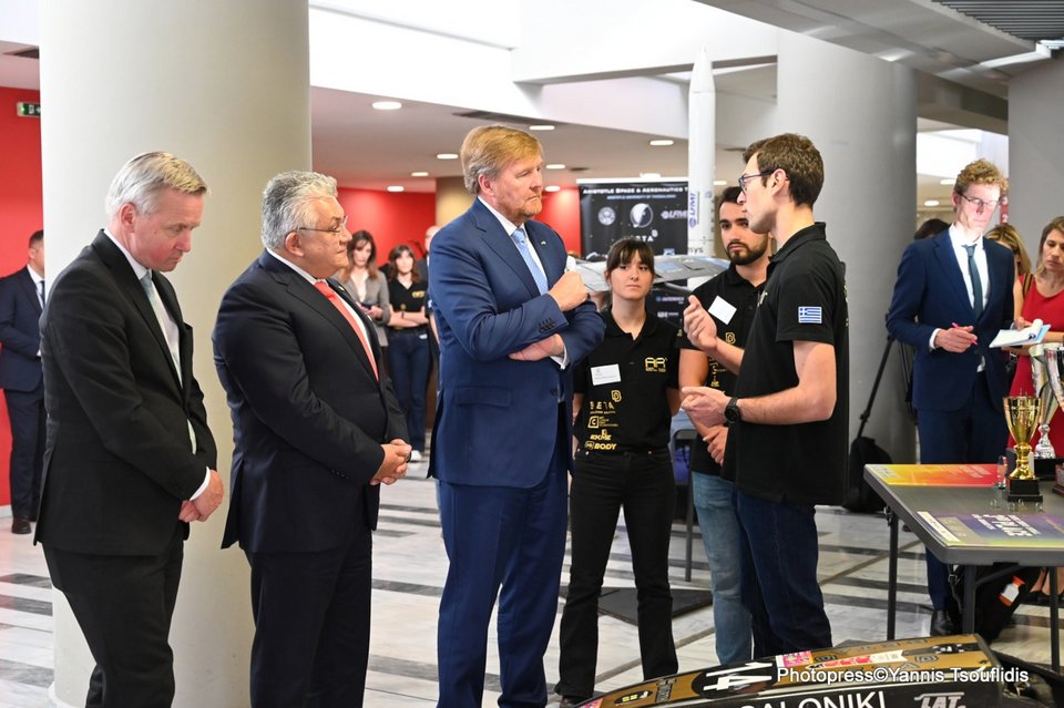 Το βασιλικό ζεύγος της Ολλανδίας στο Αριστοτέλειο Πανεπιστήμιο Θεσσαλονίκης με τον πρύτανη Νίκο Παπαϊωνάνου / Φωτογραφία: ΑΠΕ 