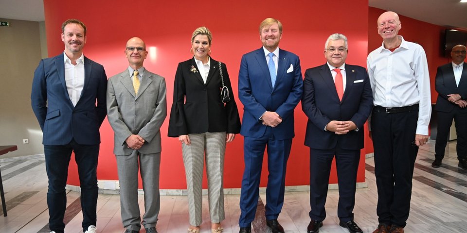 Το βασιλικό ζεύγος της Ολλανδίας στο Αριστοτέλειο Πανεπιστήμιο Θεσσαλονίκης με τον πρύτανη Νίκο Παπαϊωνάνου / Φωτογραφία: ΑΠΕ