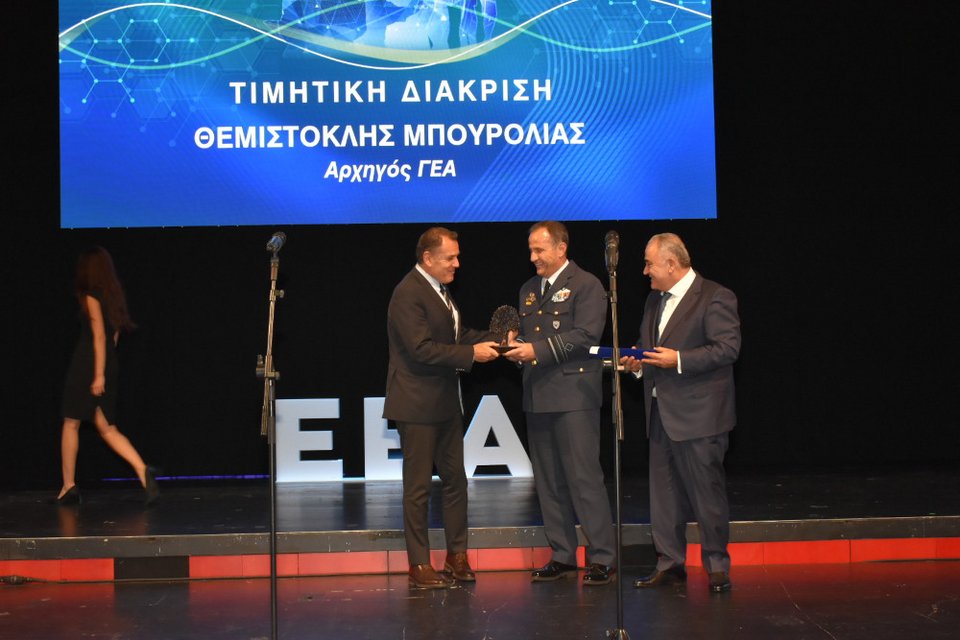 Βράβευση Αρχηγού ΓΕΑ από το ΕΕΑ/ Twitter