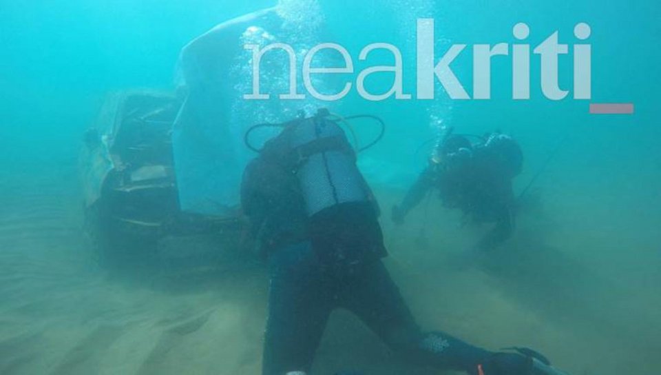 Δύτες δίπλα σε αυτοκίνητο που βρίσκεται στο βυθό της θάλασσας / neakriti.gr