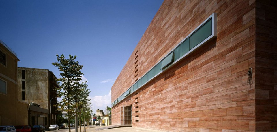 To χαρακτηριστικό κόκκινο μάρμαρο τυο Μουσείου Μπενάκη