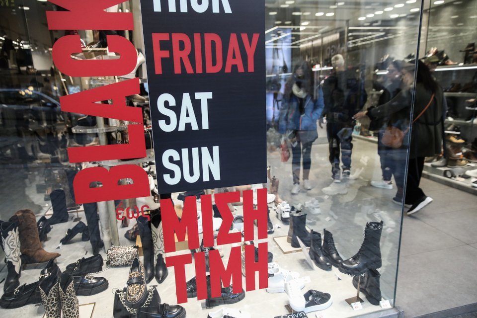 Κίνηση στην Ερμού για την Black Friday / EUROKINISSI