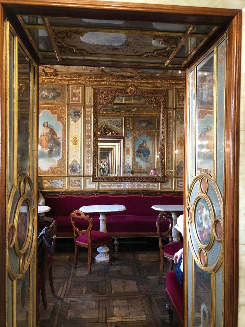 Το Caffé Florian είναι ένα εμβληματικό καφέ του 18ου αιώνα που συνδυάζει την νεομπαρόκ μεγαλοπρέπεια με τη μοντέρνα τέχνη.