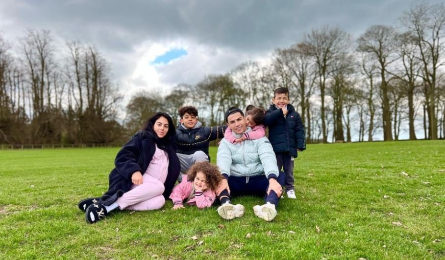 Η Χεορχίνα, ο Ρονάλντο και τέσσερα από τα παιδιά του