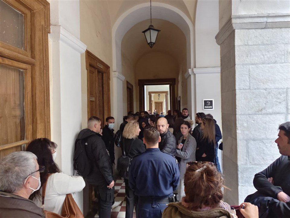 Πλήθος κόσμου στη δίκη για τη δολοφονία της Γαρυφαλλιάς / cyclades24.gr