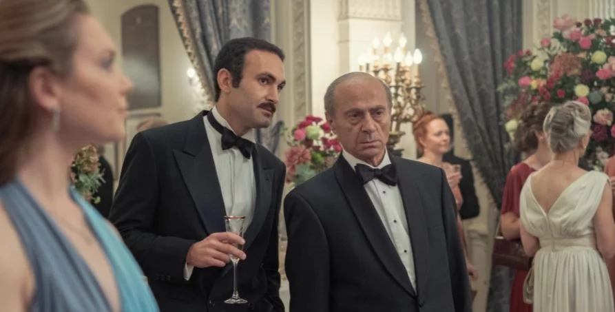 Ο Khalid Abdalla ως Dodi και ο Salim Dau ως Mohammed Al Fayed στο The Crown