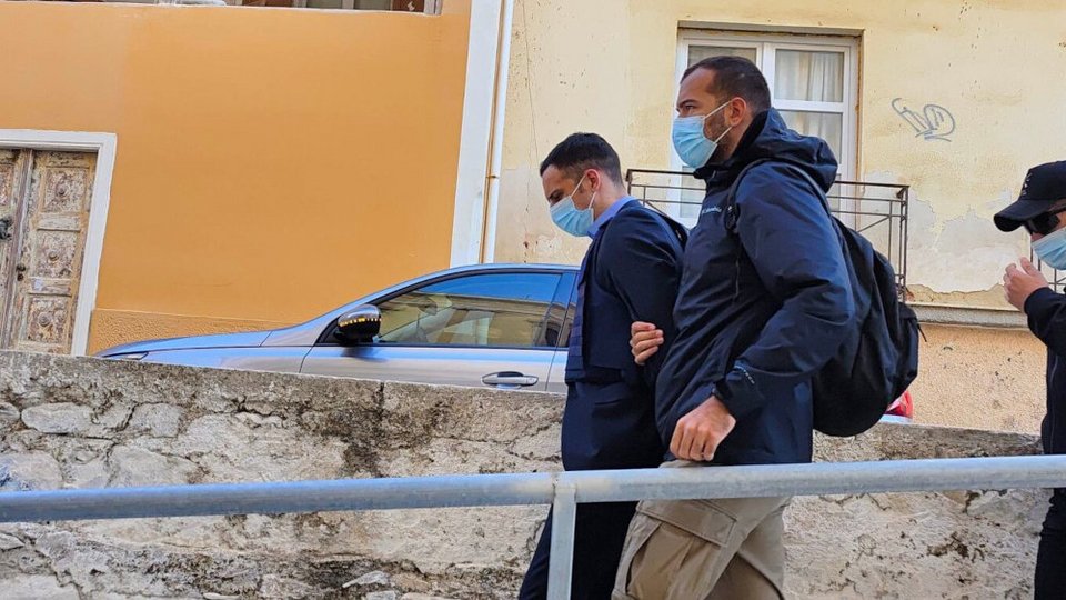 Ο γυναικοκτόνος της Γαρυφαλλιάς στα δικαστήρια Σύρου / cyclades24.gr