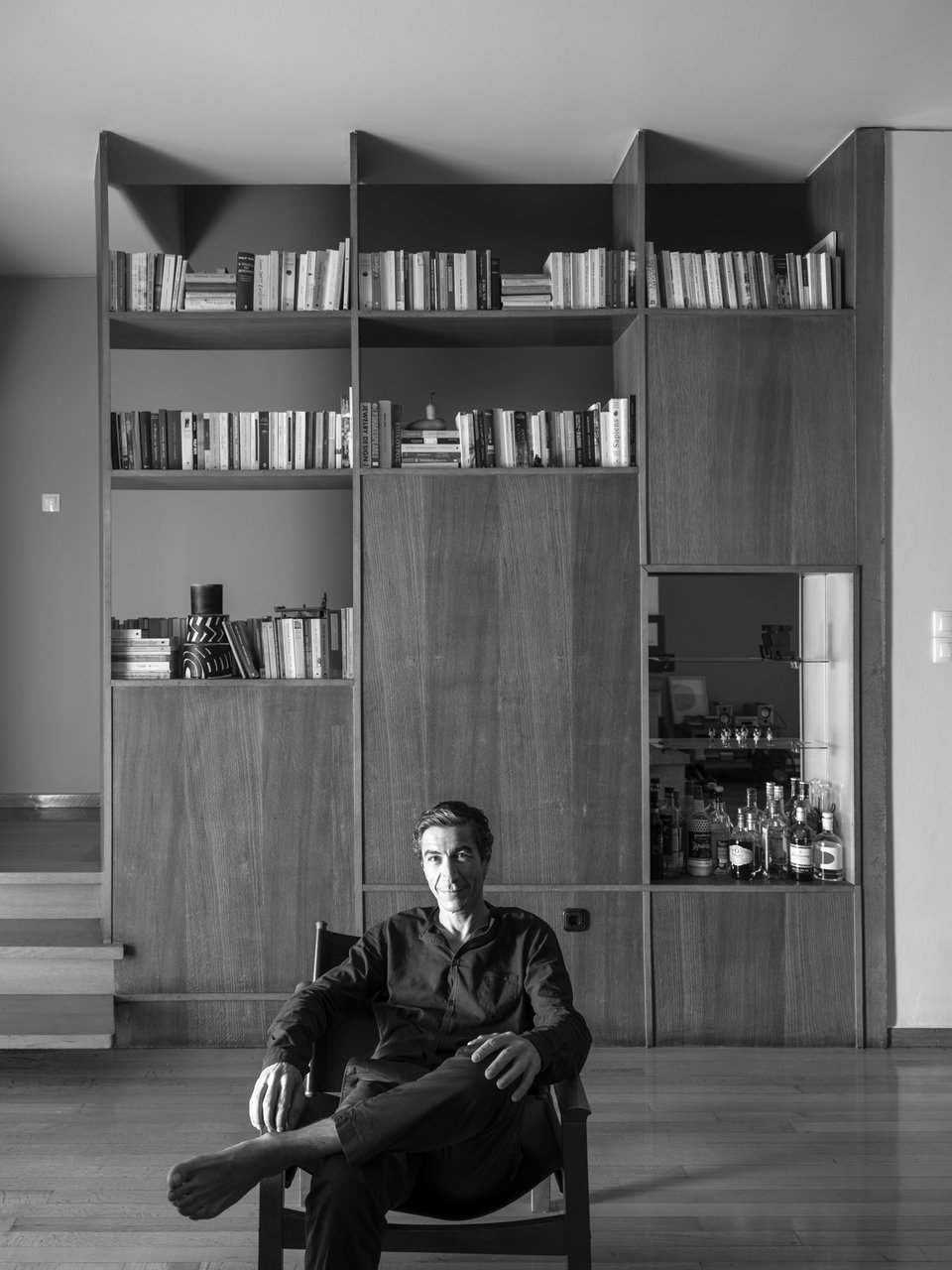 Ο Γιάννης Σεργάκης στο σπίτι του στην Αθήνα, κυριολεκτικά στη σκιά της Ακρόπολης / Γιώργος Καπναλίδης