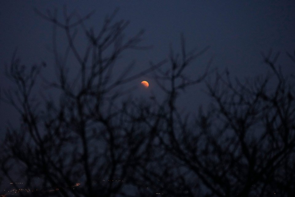 Η έκλειψη Σελήνης όπως φάνηκε από το Πεκίνο, στην Κίνα / AP Photo/Ng Han Guan