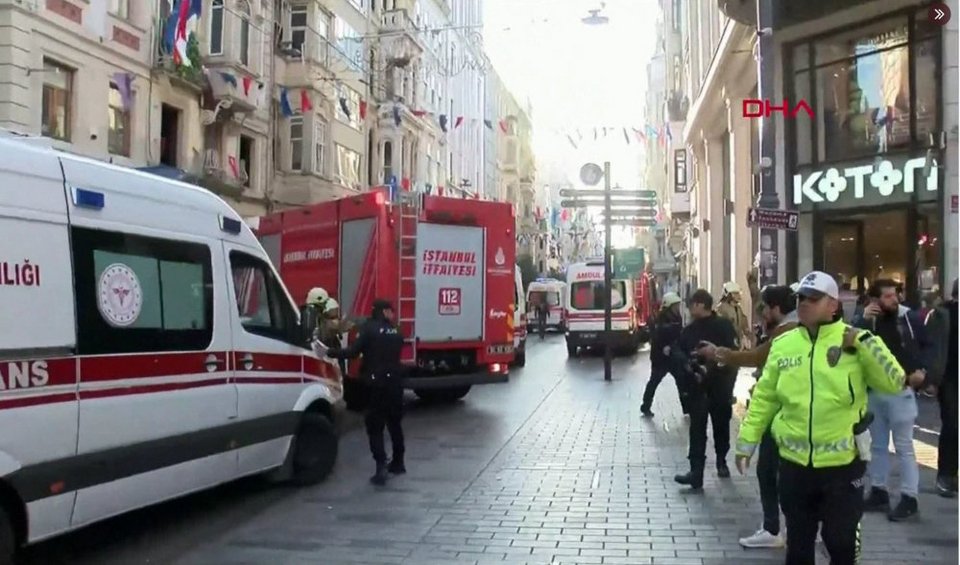 Δυνάμεις της αστυνομίας, της πυροσβεστικής αλλά και ασθενοφόρα στην περιοχή Μπεγιόγλου / twitter