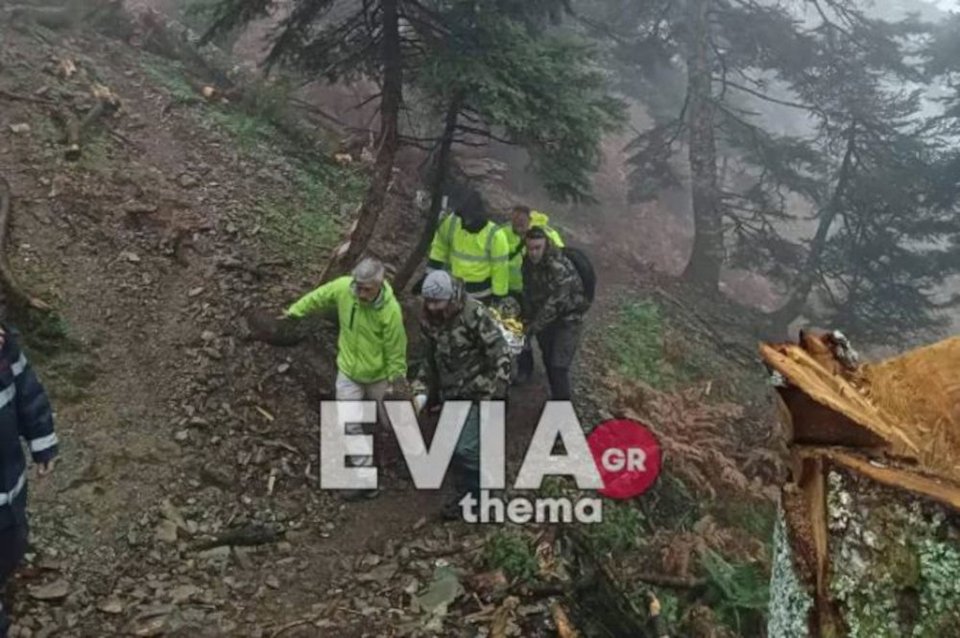 Διάσωση του 30χρονου στην Δίρφυ / eviathema.gr