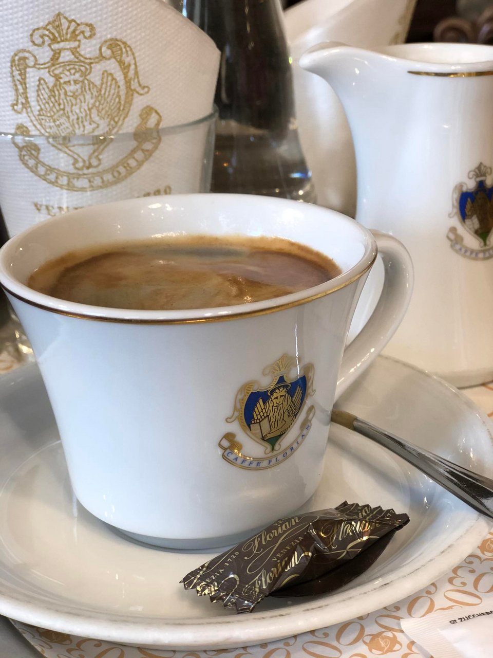 Υπέροχος αρωματικός καφές σε πορσελάνη.