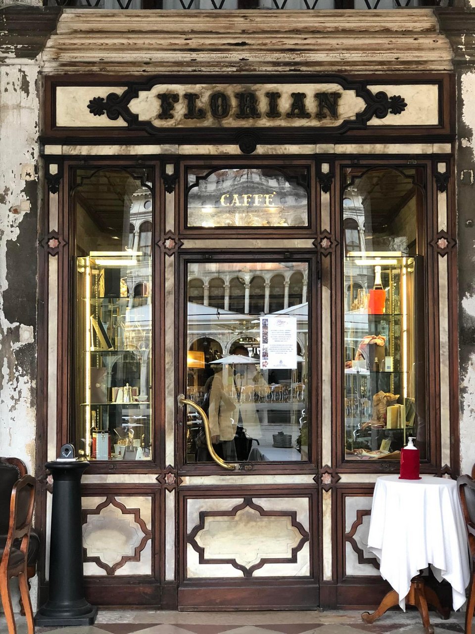 Το Καφέ Φλοριάν ήταν το αγαπημένο καφενείο των διανοούμενων .