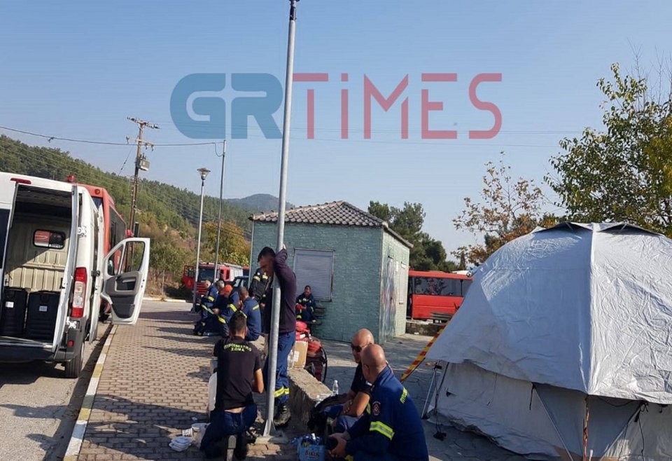 Πυροσβέστες στο όρος Παπίκιο / grtimes.gr