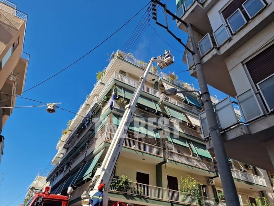 Φωτιά σε διαμέρισμα πολυκατοικίας στην Πάτρα / thebest.gr