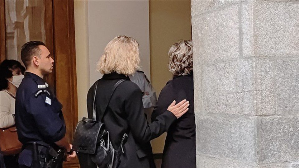 Οικογένεια και φίλοι της Γαρυφαλλιάς στα δικαστήρια Σύρου / cyclades24.gr