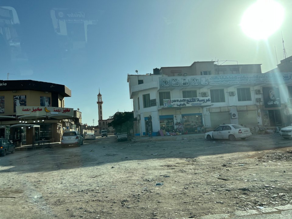 Μια χαρακτηριστική γειτονιά στη Βεγγάζη με εμπορικά καταστήματα και τζαμί