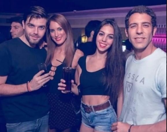 Η γεννημένη στην Αργεντινή καλλονή σε παλαιότερη φωτογραφία της με παρέα