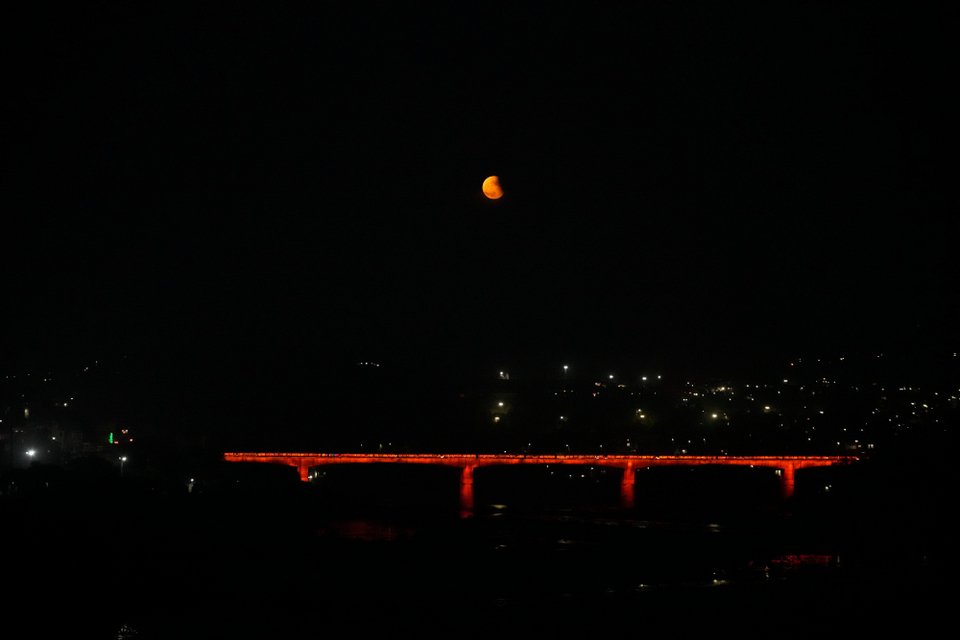 H έκλειψη Σελήνης πάνω από την γέφυρα Tawi στην Ινδία / AP Photo/Channi Anand