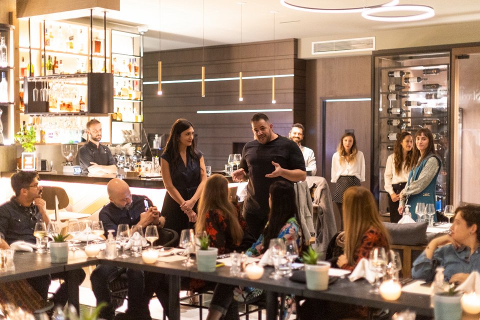 Δ﻿είπνο με πιάτα εμπνευσμένα από την παράδοση της Θεσσαλονίκης υπό την επιμέλεια του σεφ Γιάννου Σδούγκα.