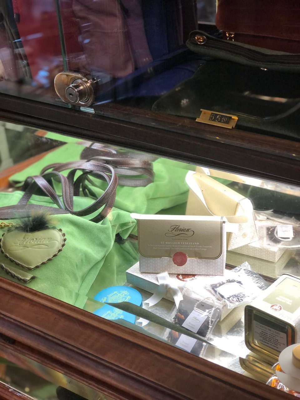 Στο gift shop του καφέ Φλοριάν υπάρχουν δωράκια όπως μπισκότα, σοκολάτες, φουλάρια αλλά και κοσμήματα.