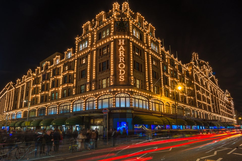 Το πολυκατάστημα Harrods στολισμένο για τα Χριστούγεννα / Φωτογραφία: Shutterstock
