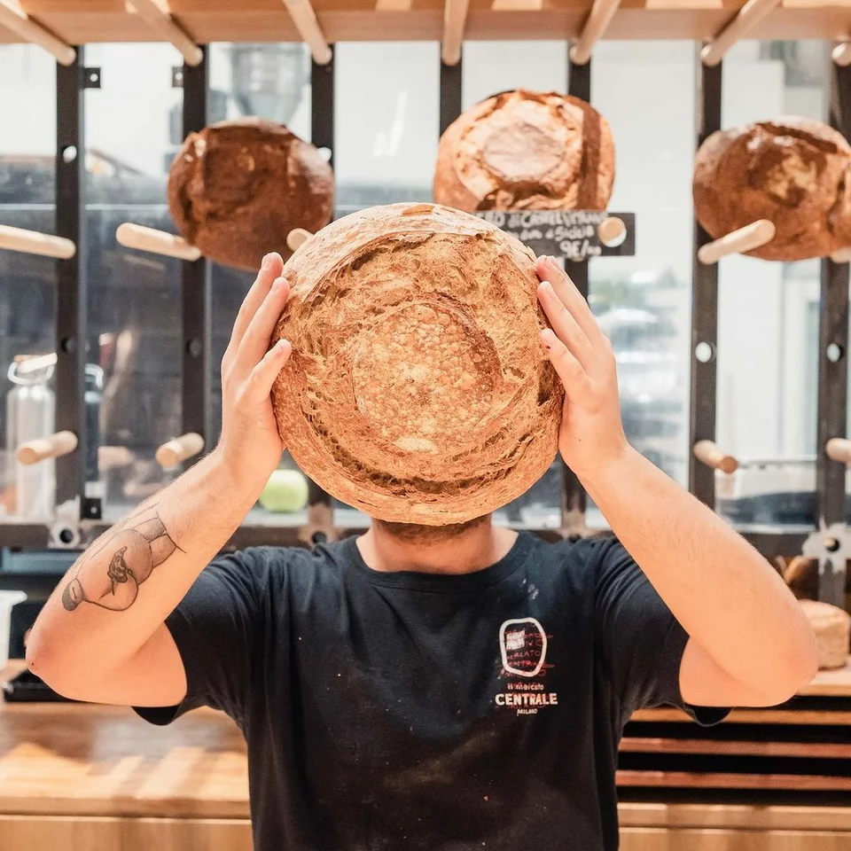 Ψωμί από προζύμι στον φούρνο του γαστρονομικού πολυχώρου Mercato, στον σιδηροδρομικό σταθμό Stazione Centrale / Φωτογραφία: ilmercatocentralemilano/Instagram