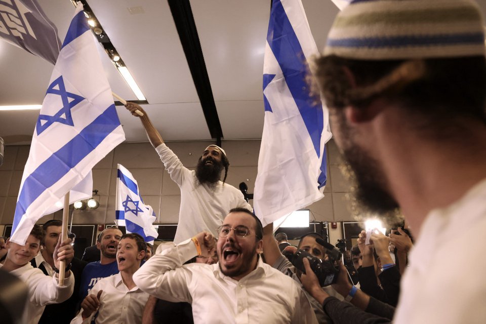 Υποστηρικτές του ακροδεξιού κόμματος του Μπεν Γκβιρ πανηγυρίζουν για τα αποτελέσματα των exit polls στο Ισραήλ/ AP Photos