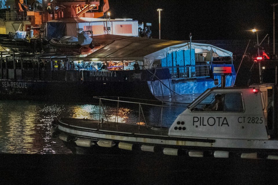 Το πλοίο Humanity 1 στο λιμάνι της Κατάνης, στην Ιταλία / AP Photo/Salvatore Cavalli