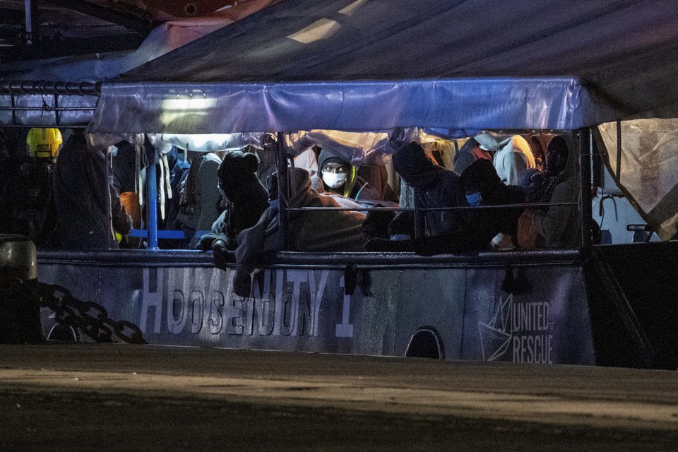 Το πλοίο Humanity 1 στο λιμάνι της Κατάνης, στην Ιταλία / AP Photo/Salvatore Cavalli